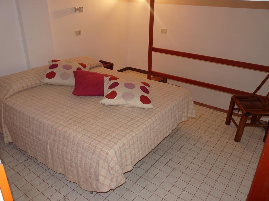 Agenzia Aprea Appartamenti Ponza Zimmer foto